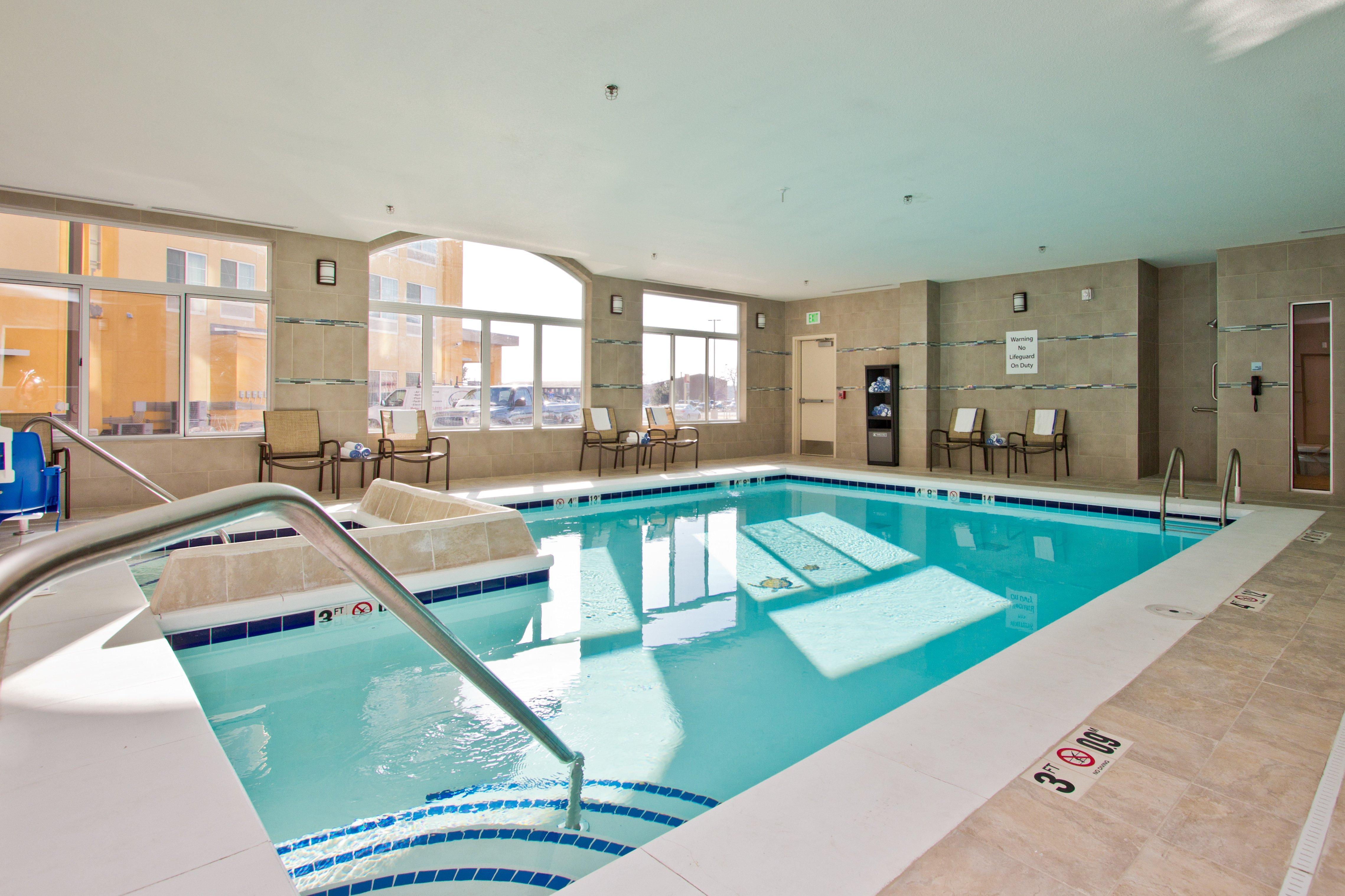 Hotel Holiday Express And East Peoria Street By Ihg 3*