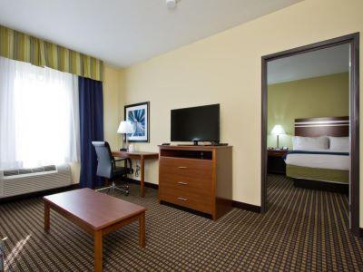 Express And East Peoria Street By Ihg 3* DEN